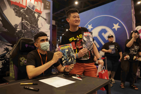 Bikin Bangga! Yasmine Putri Resmi Garap Sampul Varian Eksklusif Absolute Batman #23