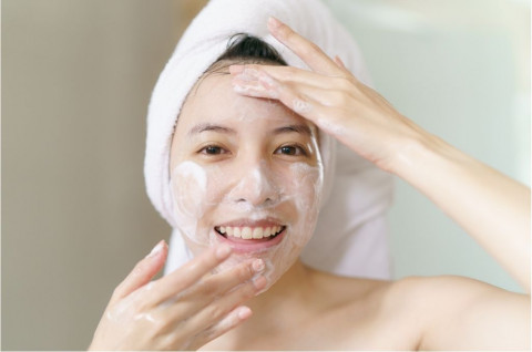 Bikin Kulit Bersih saat Cuci Muka dengan 5 Cleanser Powder Ini