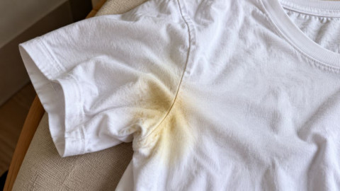 Baju Putih Menguning di Ketiak? Ternyata Ini Penyebabnya!