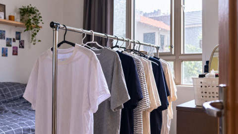 Jemur Baju di Dalam Kamar, Emang Bisa Bikin Bau Apek?