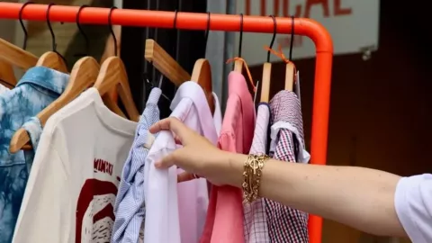 Lawan Fast Fashion, Inggris Siapkan Pusat Perbaikan dan Tukar Pakaian