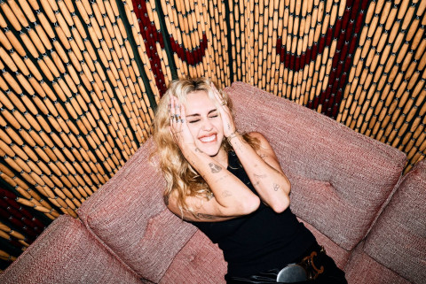 Miley Cyrus Catat Rekor Buruk, Album Bass Persuades Anjlok di Billboard 200