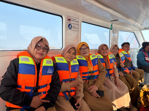 Perjuangan Rohani jadi Guru di Pelosok Lombok, Naik Kapal dan Tempuh 1,5 Jam ke Sekolah