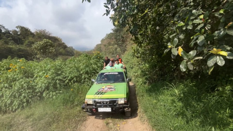 Menikmati Lanskap Merapi-Merbabu dan Sensasi Pacu Adrenalin dari Jeep