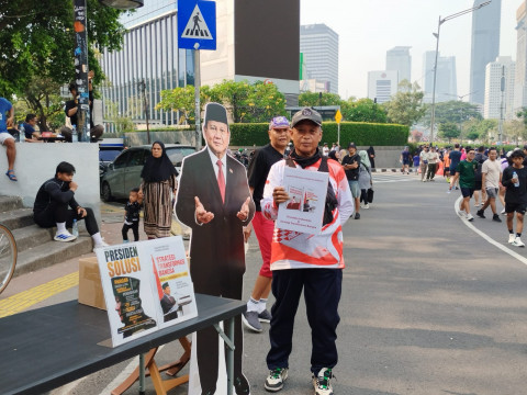 Komunitas Melek Politik Bagikan 2 Buku Prabowo Sekaligus Serap Aspirasi Warga