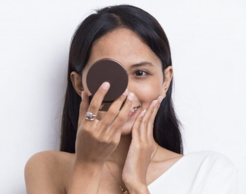 Makeup Tipis-Tipis, Ini Cara Pakai Bedak Marcks buat Tampilan Natural