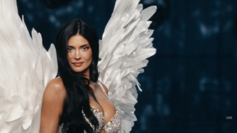 Kylie Jenner Dikritik Model Senior Usai Kenakan Fantasy Bra Rp902 Miliar