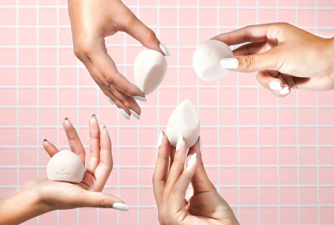 Rutin Pakai Cushion tapi Kok Jerawatan? Jangan-jangan Puff Kamu Belum Pernah 'Mandi'!