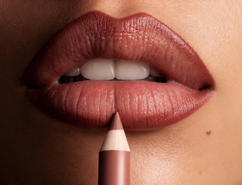 Lip Liner Bukan Cuma Buat Bingkai Bibir, Ini Fungsi dan Cara Pakainya!