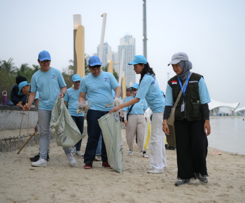 Bersih-Bersih Pantai Ancol dan Edukasi Daur Ulang Sampah