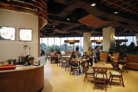 Sensasi Kuliner dengan View Danau dan Sunset Jakarta