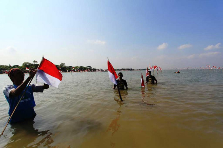 Seribu Bendera Merah Putih Hiasai Pantai Teluk Awur Jepara