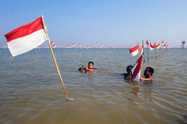 Seribu Bendera Merah Putih Hiasai Pantai Teluk Awur Jepara