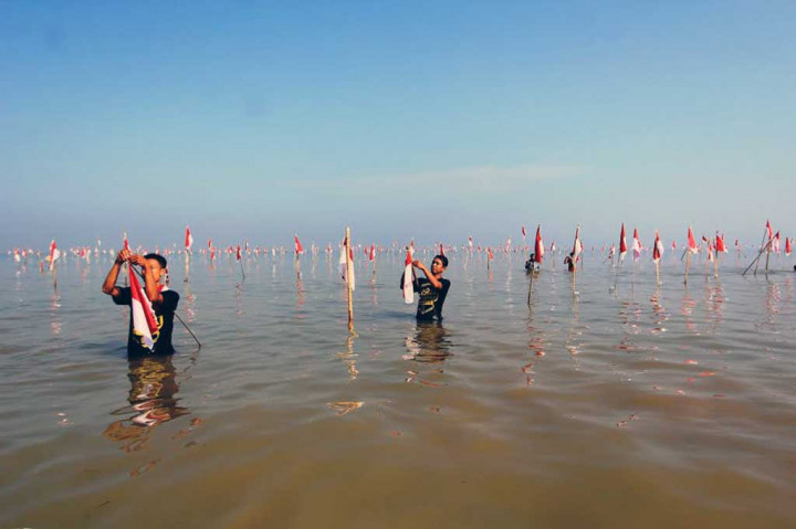 Seribu Bendera Merah Putih Hiasai Pantai Teluk Awur Jepara