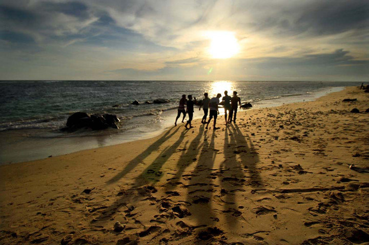 Menikmati Sunset Di Pantai Lampuuk Aceh