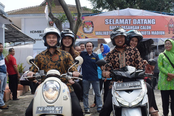 Unduh 57 Gambar Gajah Naik Becak Paling Bagus Gratis HD