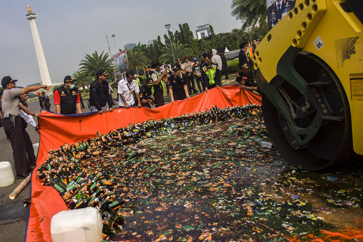 Ribuan Botol Miras Dimusnahkan di Monas