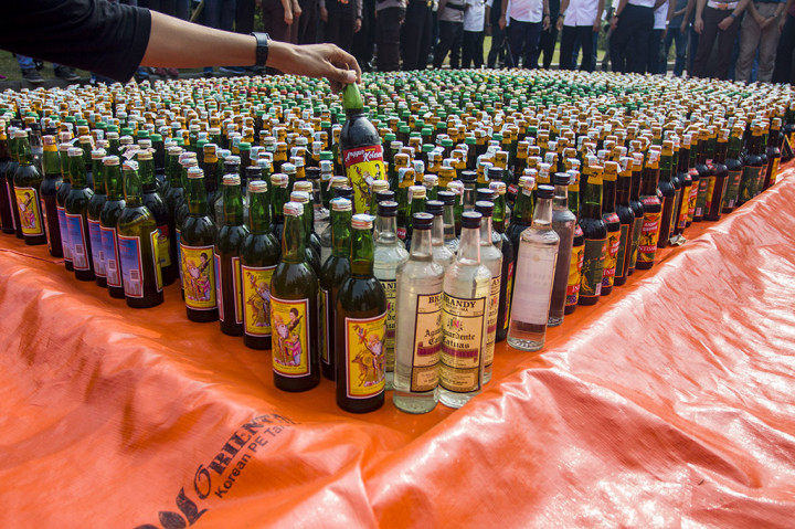 Ribuan Botol Miras Dimusnahkan di Monas