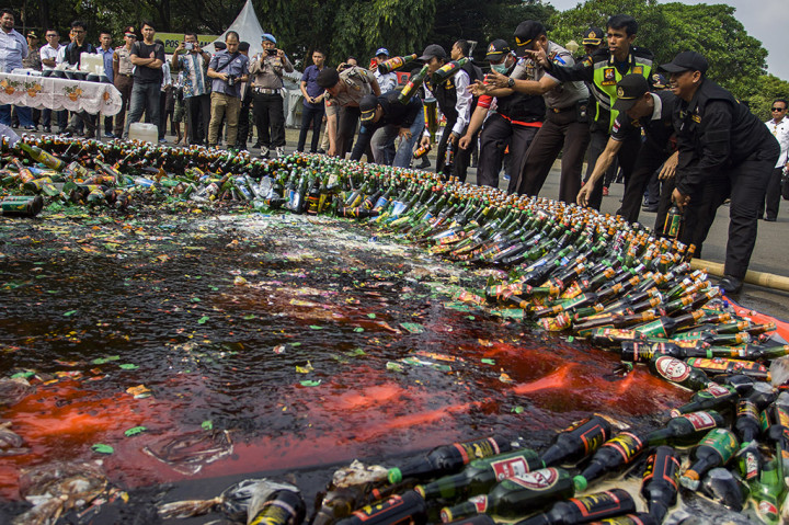 Ribuan Botol Miras Dimusnahkan di Monas
