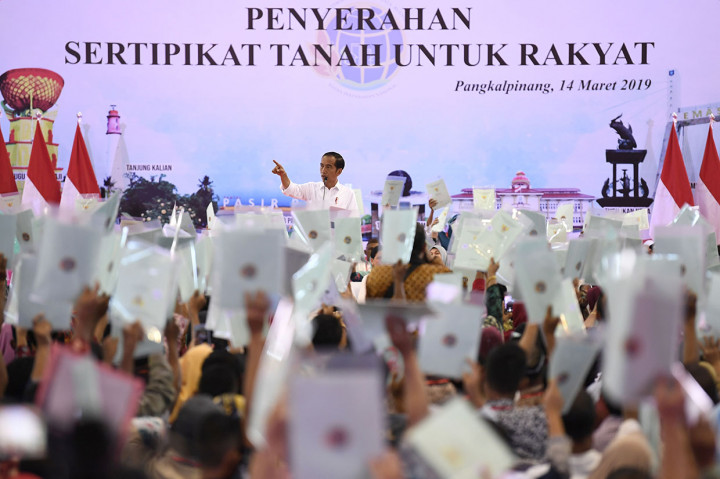 Jokowi Bagikan 2.500 Sertifikat Tanah ke Warga Babel