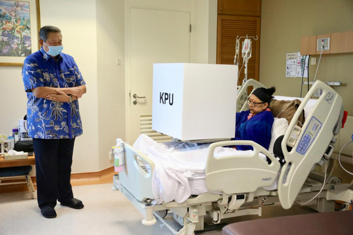 Momen SBY Ikut Nyoblos di Singapura