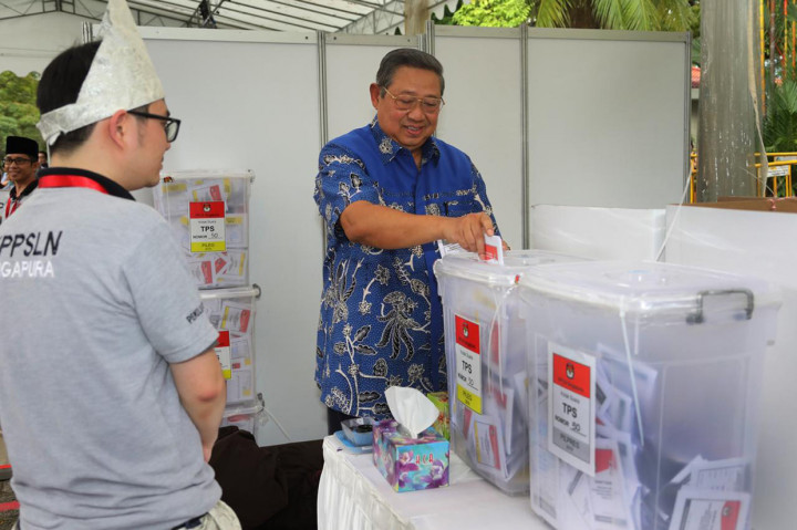 Momen SBY Ikut Nyoblos di Singapura