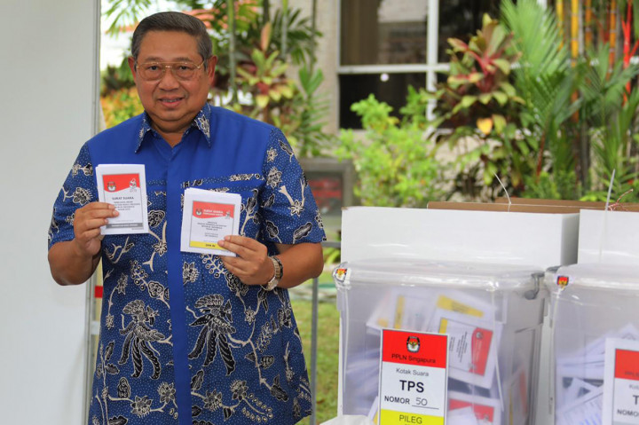 Momen SBY Ikut Nyoblos di Singapura