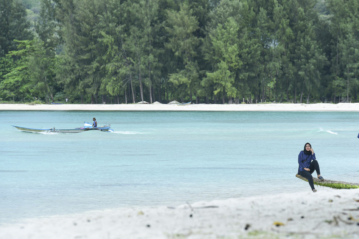 Keindahan Pantai Jikumerasa di Pulau Buru