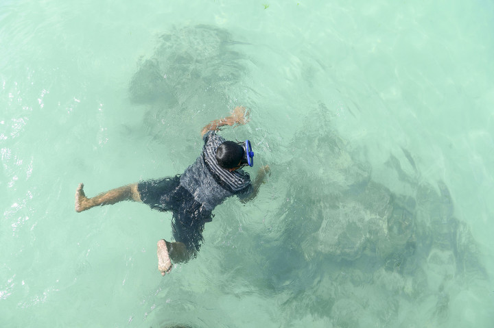 Keindahan Pantai Jikumerasa di Pulau Buru