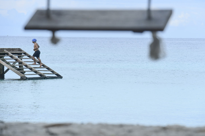 Keindahan Pantai Jikumerasa di Pulau Buru