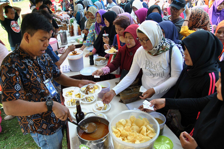 ibu-ibu mengantri kuliner khas bogor