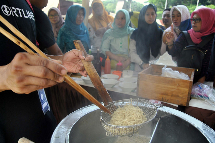 proses memasak makanan khas bogor