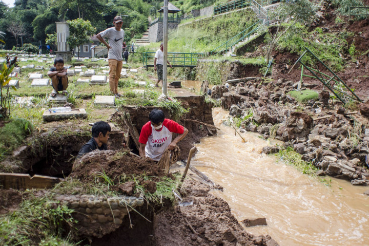 TPU Cikutra Longsor, Jenazah Hanyut ke Sungai - Medcom.id