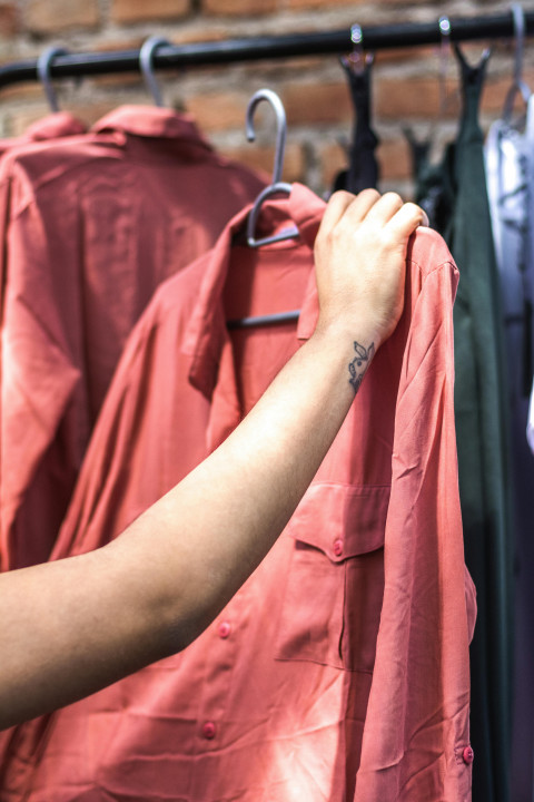 5 Ide Outfit Kerja Kasual yang Bikin Tampilanmu Tetap Modis dan Elegan