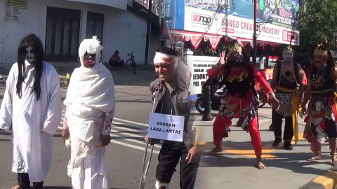 Unik! Gatotkaca hingga Pocong Dilibatkan Saat Operasi Patuh Semeru di Ngawi