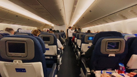 Tips Tetap Aman Ketika Pesawat Alami Turbulensi