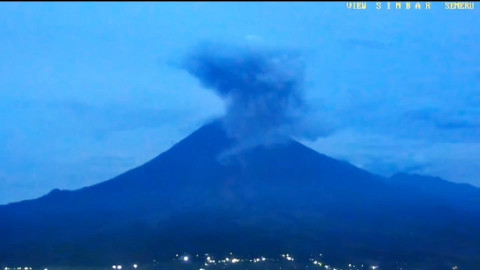 Semeru Erupsi, Luncurkan Awan Panas Sejauh 2000 Meter