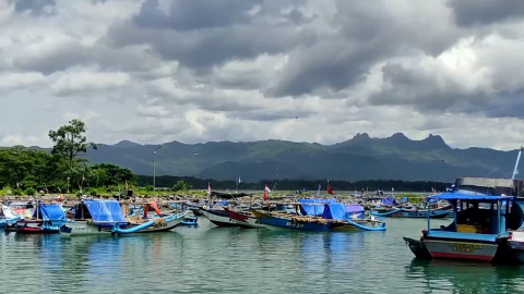 Gelombang Tinggi Capai 4 Meter, Nelayan Pacitan Enggan Melaut