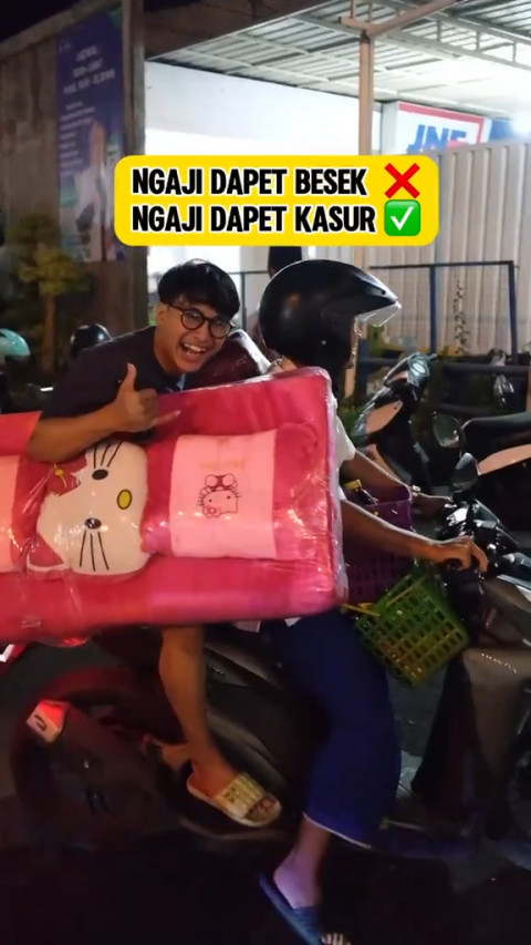 Bukan Besek Biasa! Pengajian Ini Bagi-bagi Kasur Lipat
