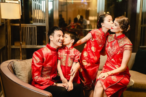 Momen Hangat Daniel Mananta dan Keluarga Rayakan Imlek
