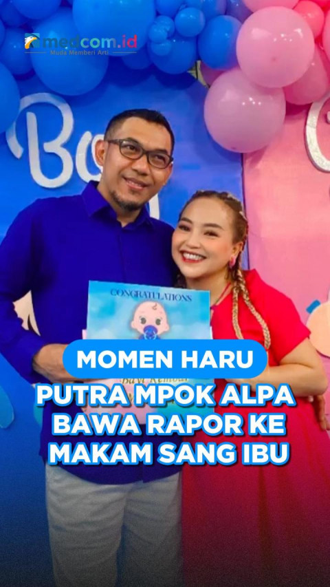 Momen Haru Putra Mpok Alpa Bawa Rapor ke Makam Sang Ibu