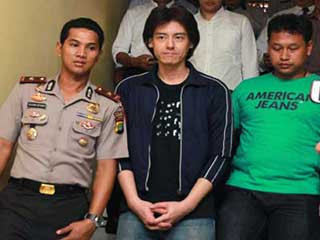 Sehat, Senyum Mengembang di Wajah Roger Danuarta