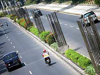 Ahok Yakin Adhi Karya Mampu Selesaikan Monorel