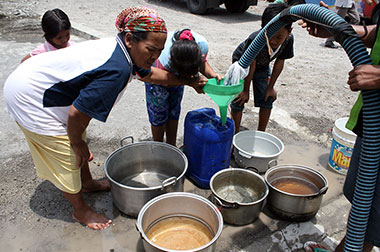 PDAM Pasok 15 Tangki per Hari ke Korban Gunung Kelud