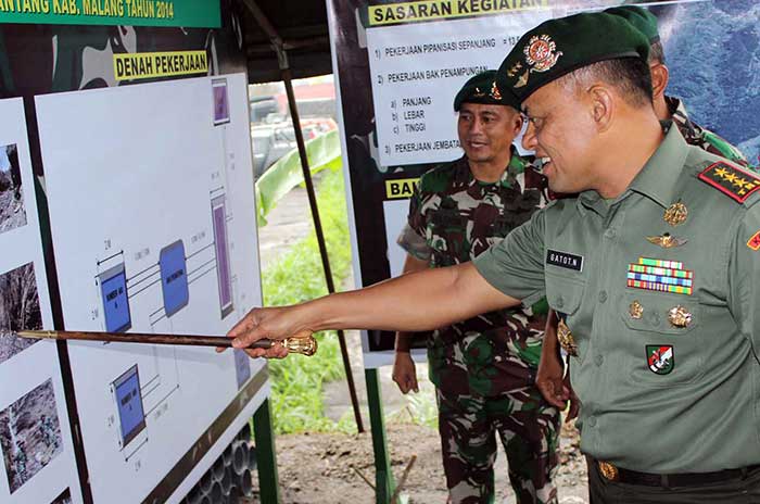 Kostrad Perbaiki Sarana Air Bersih Korban Kelud