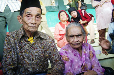Bertemu di Panti Jompo, Sepasang Lansia Ini Memutuskan Menikah