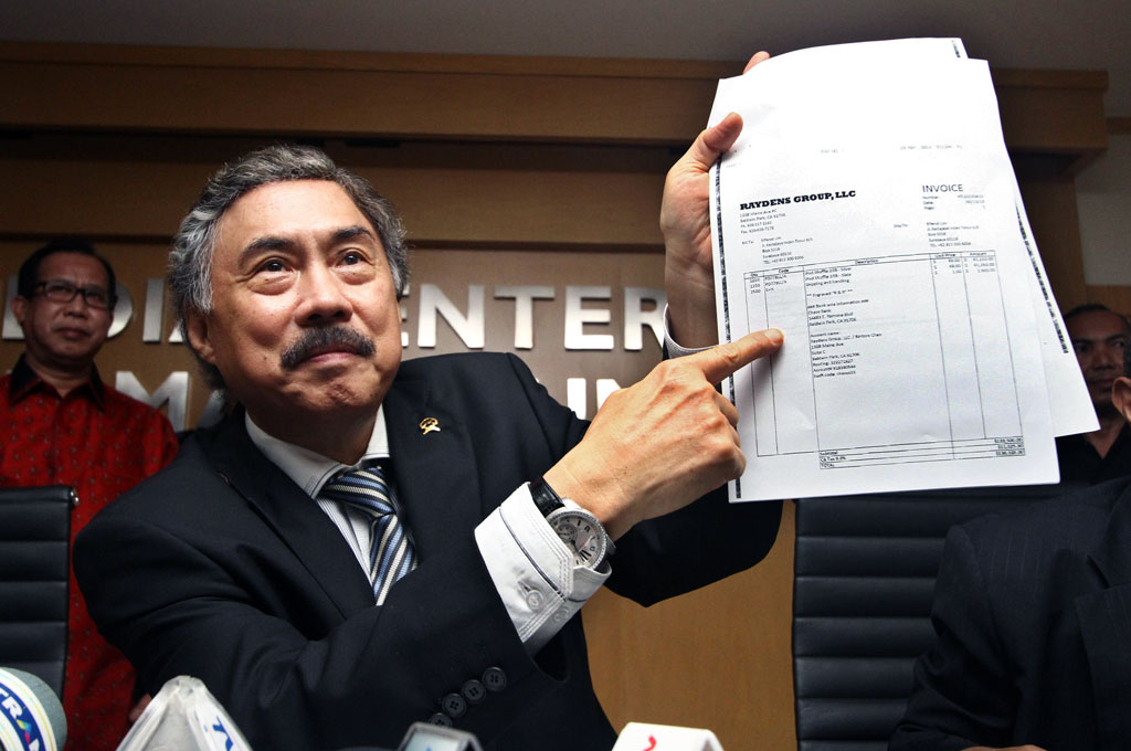 Hakim Agung Gayus Lumbuun menunjukkan invoice pembelian suvenir iPod dalam jumpa pers di Media Center Gedung Mahkamah Agung, Rabu (19/3/2014). (Antara/Immanuel Antonius)