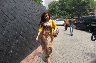 Jenguk Fathanah, Sefti Sanustika Lepas Jilbab