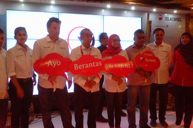 Telkomsel Luncurkan Gerakan Indonesia Genggam Internet   