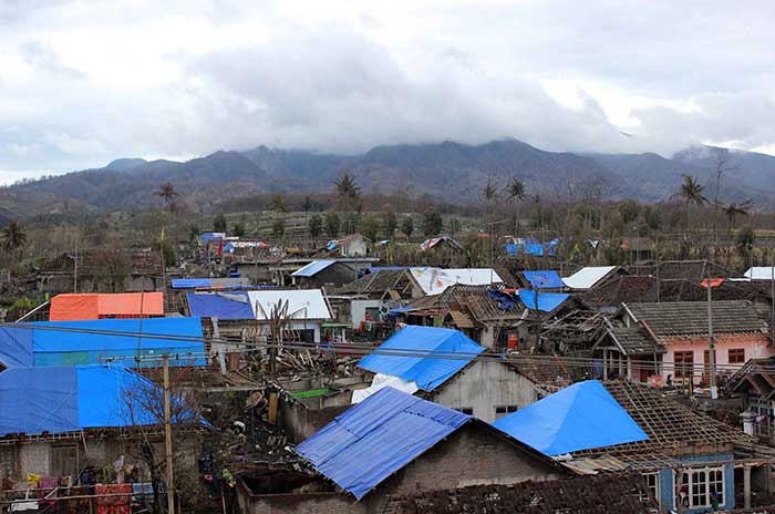 Terancam Jalur Lahar Gunung Kelud, Warga Dirikan Tenda